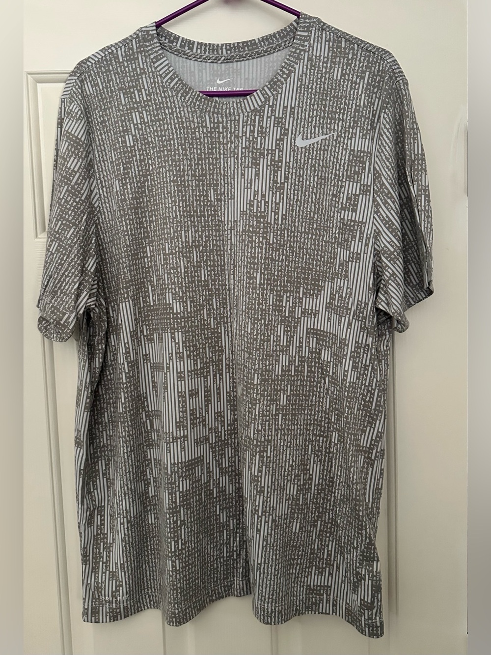 Nike Men’s Light Gray Patterned Dri-FIT Short Sleeve Tee